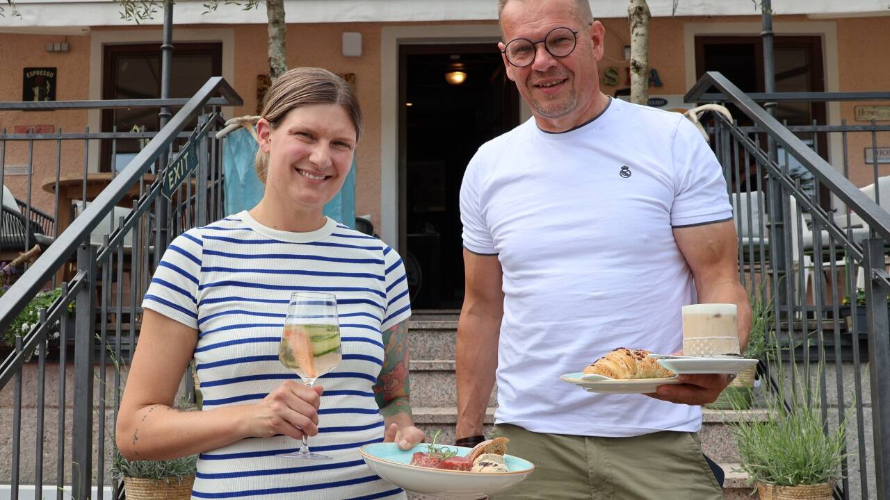Von Beef Tatar bis zum Mozart Iced Latte: Roland und Elisabeth Gruber mit einem Teil der neuen Karte des Café am Kai. 