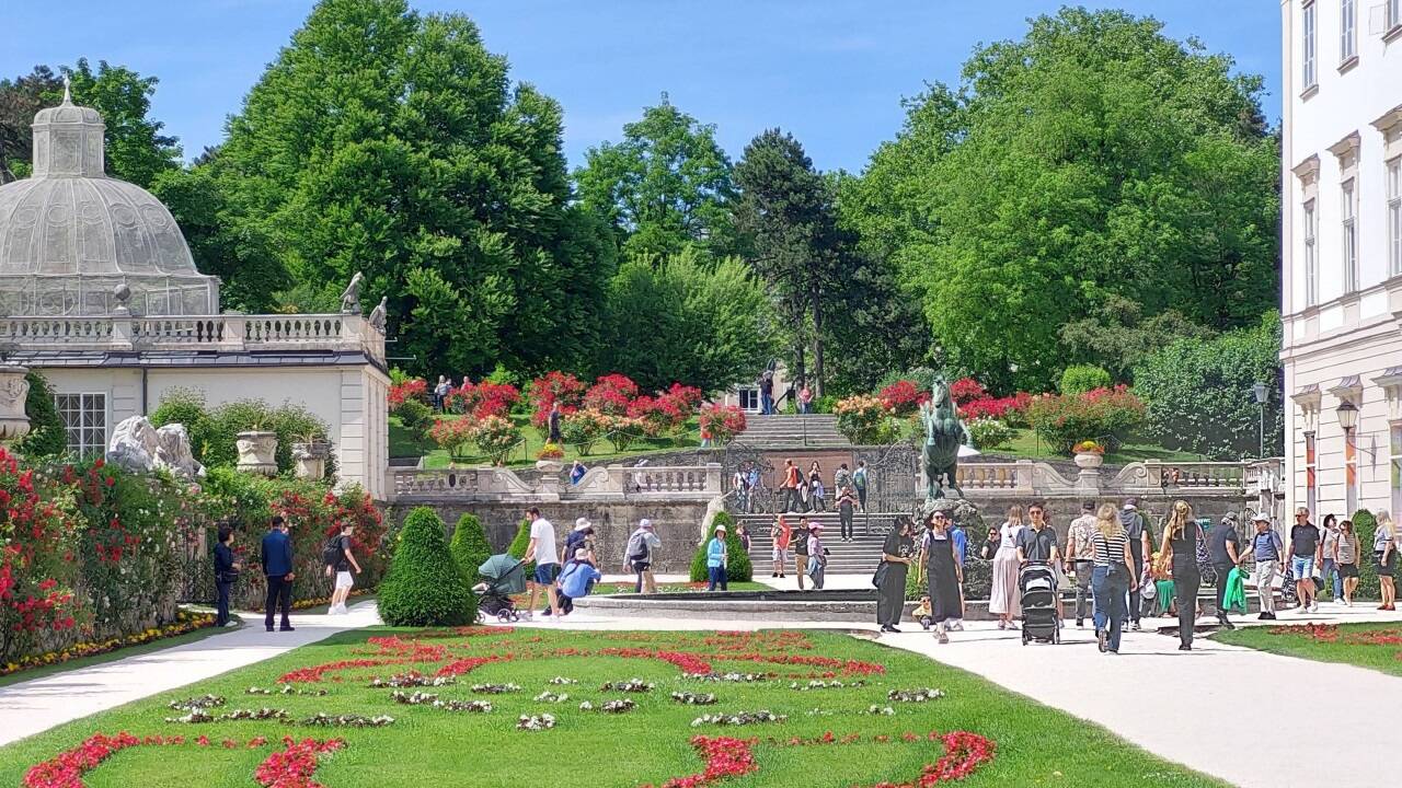 Das Kleine Gartenparterre im Mirabellgarten, hinten links das Vogelhaus.  