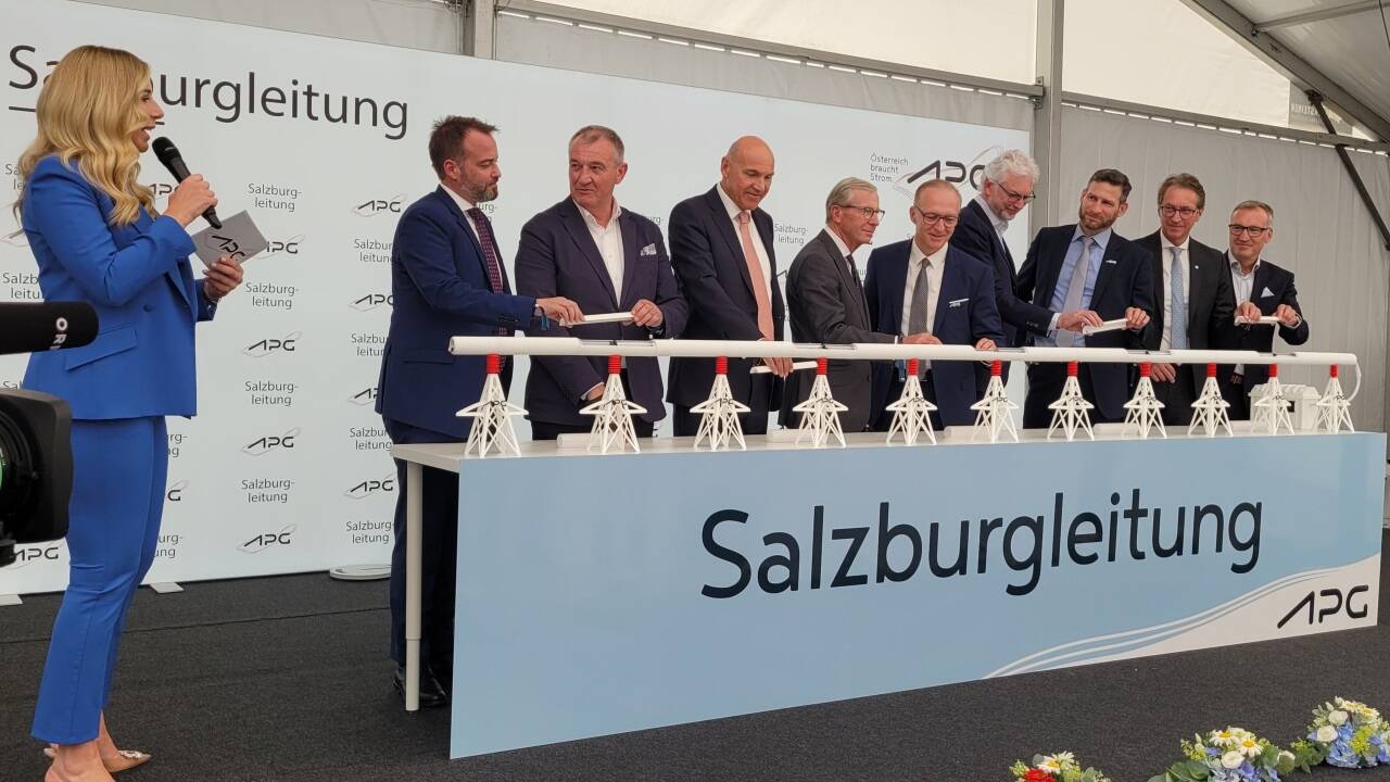 Symbolische Inbetriebnahme der 380-kV-Leitung im Festzelt in Werfen 