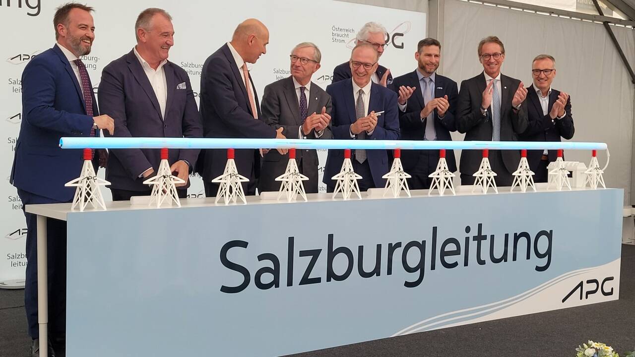 Das Licht im Modell, dass Schüler der HTL Salzburg hergestellt haben, leuchtet. Die Leitung ist nun auch offiziell in Betrieb. 