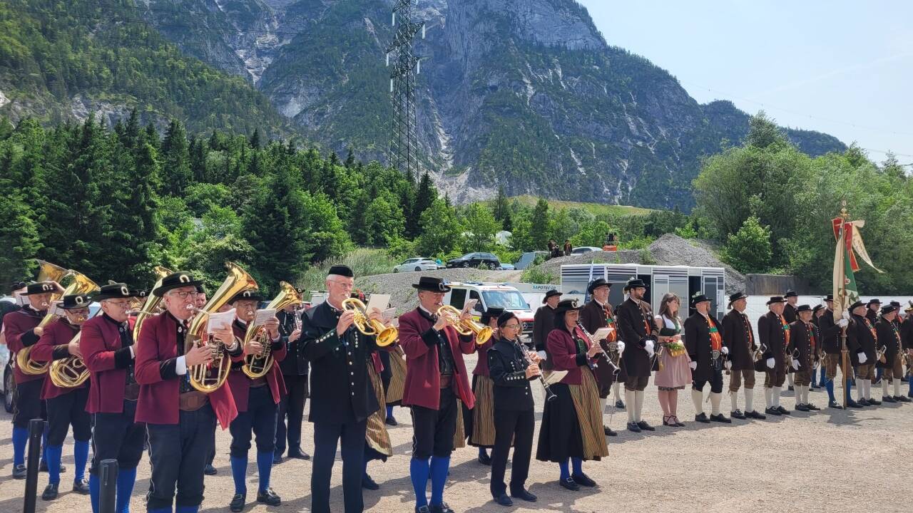 Offizielle Eröffnung der Stromleitung mit der Trachtenmusikkapelle Werfen. 