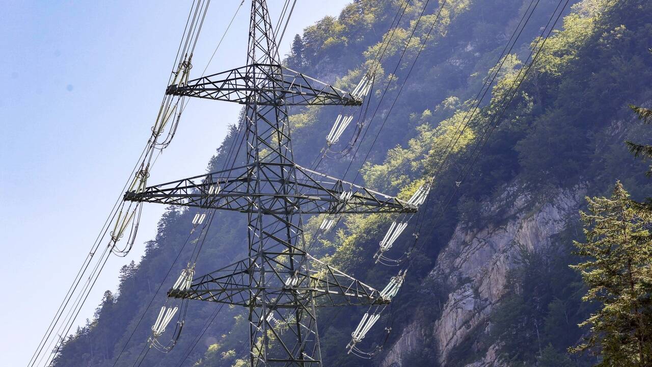 Am Pass Lueg führt die 380-kV-Leitung durch die enge Schlucht an neuralgischen Punkten vorbei. 