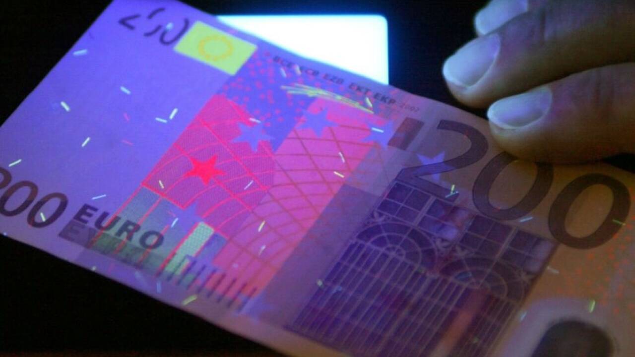 Gefälschter 200-Euro-Schein unter UV-Lampe 