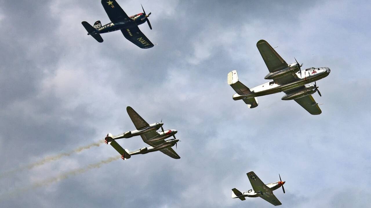 Bei der Eröffnung des Hangar-7 gab es eine Flugshow mit vielen historischen Flugzeugen. 