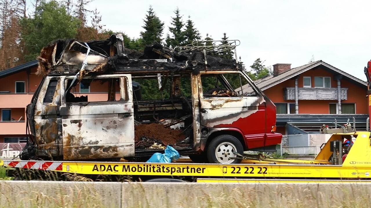 Das Fahrzeug brannte aus. Verletzt wurde niemand.  