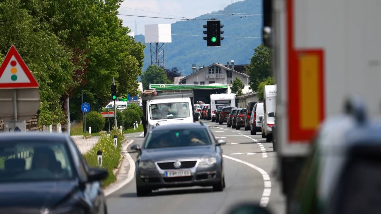 Die Einreisespur in Richtung Salzburg war während der Lösch- und Aufräumarbeiten gesperrt. Die Folge waren Staus auf der B1 durch Wals.  