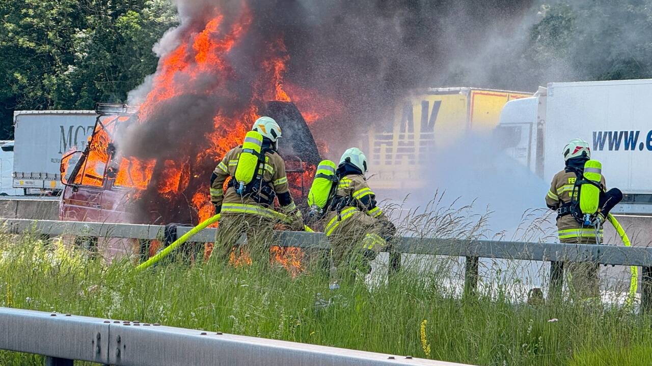 Großer Löscheinsatz bei VW-Bus-Brand am Grenzübergang Walserberg. 