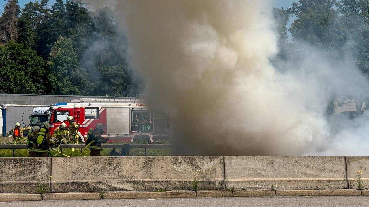 Großer Löscheinsatz bei VW-Bus-Brand am Grenzübergang Walserberg. 