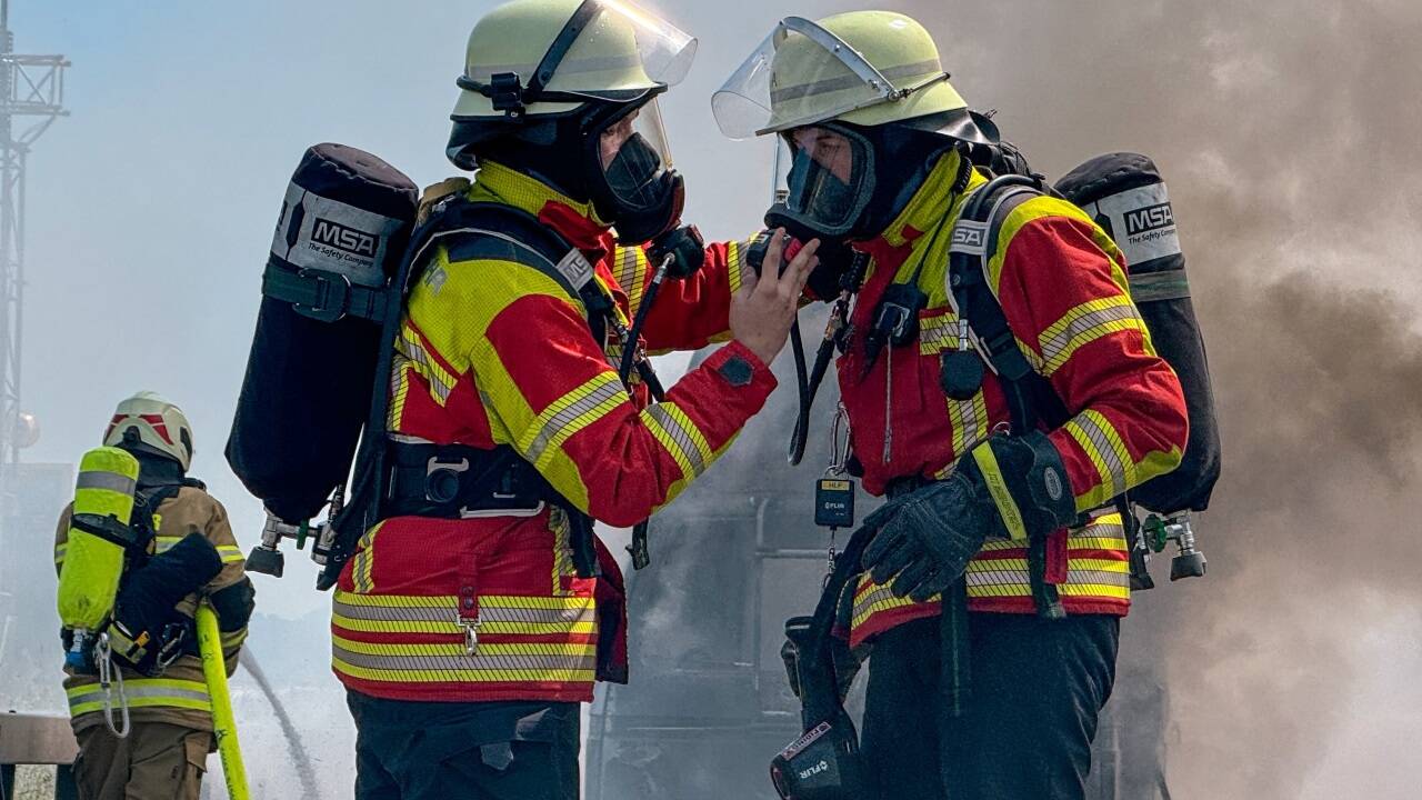 Großer Löscheinsatz bei VW-Bus-Brand am Grenzübergang Walserberg. 