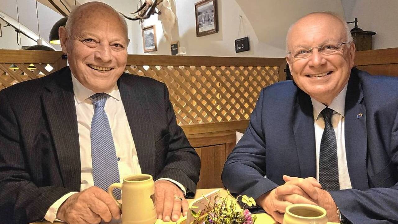 Zwei frühere Landeshauptleute an einem Tisch in der Salzburger Altstadt: Luis Durnwalder (l.) und Franz Schausberger. Zwei frühere Landeshauptleute an einem Tisch in der Salzburger Altstadt: Luis Durnwalder (l.) und Franz Schausberger.