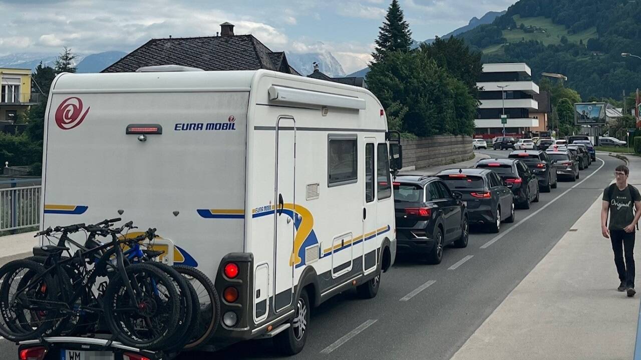 Abfahrtssperren hielten nicht alle vom Ausweichen ab – hier ein Foto aus Hallein. 