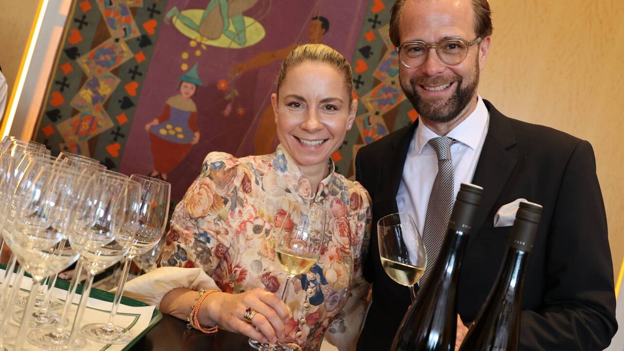 Eva Mittelbach-Zanzinger und Martin Mittelbach mit dem Grünen Veltliner Federspiel. 