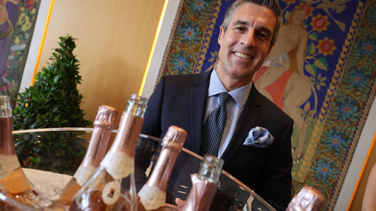 Eugen Lamprecht mit dem Schlumberger Rosé Brut. 