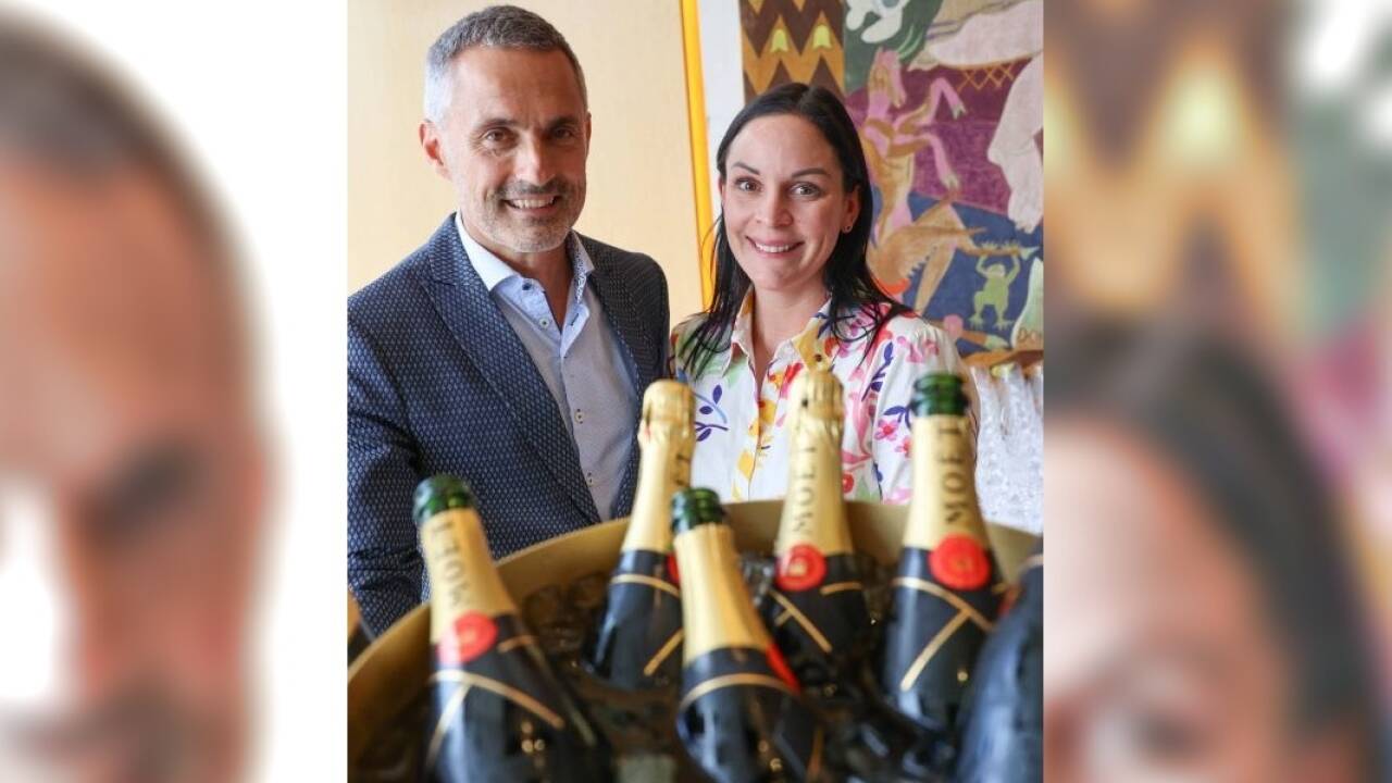 Maurice Lebet und Marietta Stegbuchner mit Moët & Chandon Brut Imperial. 
