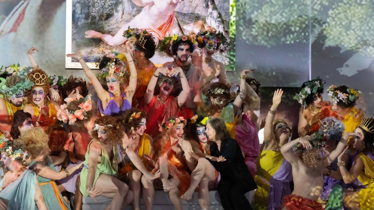 Lea Desandre als Echo, Angela Winkler als Orpheus, Tänzer und Chormitglieder des Canto di Orfeo 