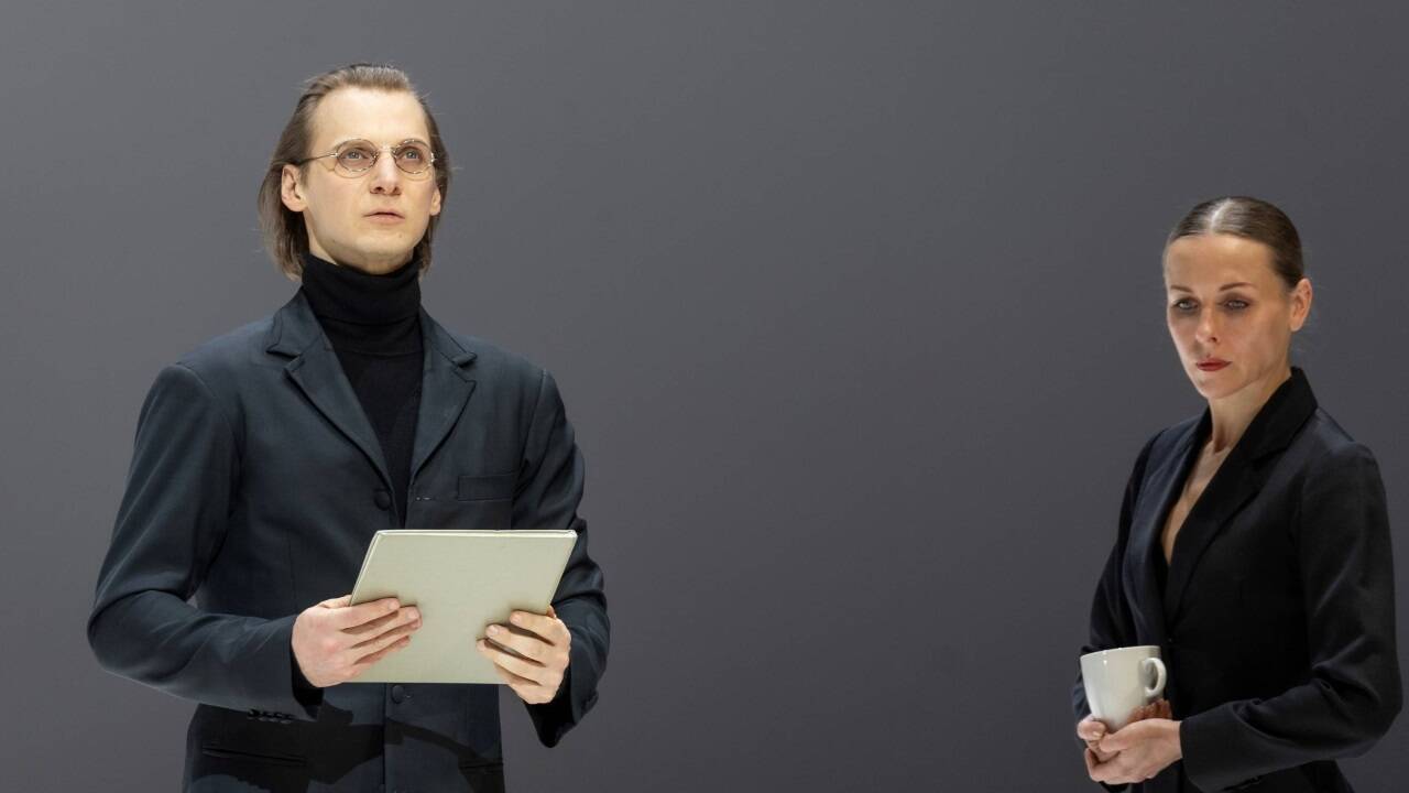 Edvin Revazov als Aschenbach, Anna Laudere als Assistentin  Edvin Revazov als Aschenbach, Anna Laudere als Assistentin