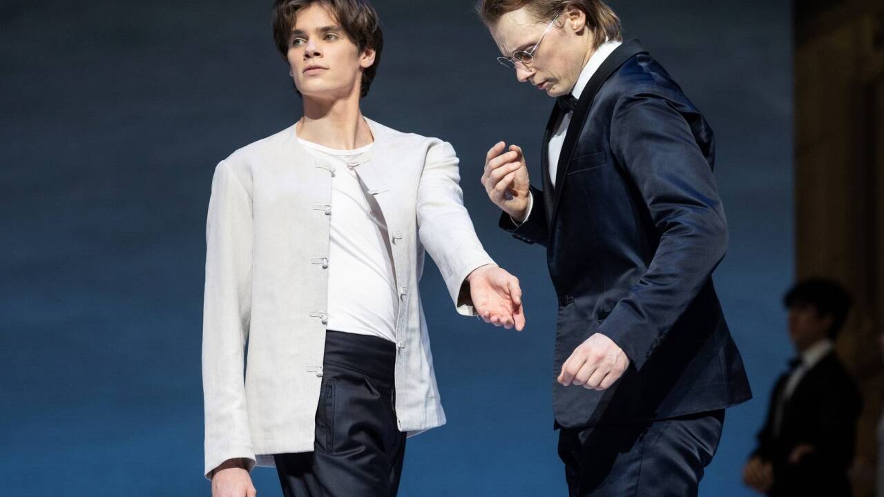 Caspar Sasse als Tadzio, Edvin Revazov als Aschenbach  Caspar Sasse als Tadzio, Edvin Revazov als Aschenbach