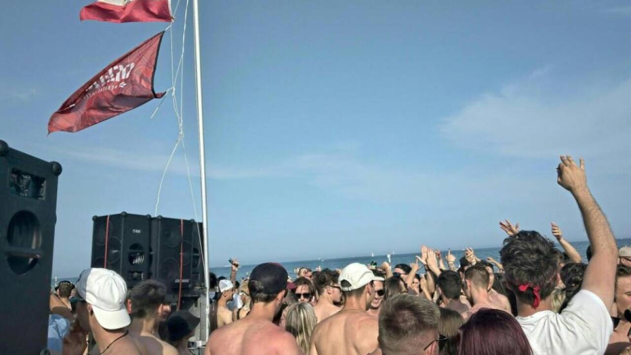 Polizei im Urlaubsort im Gro§einsatz (Symbolbild) 