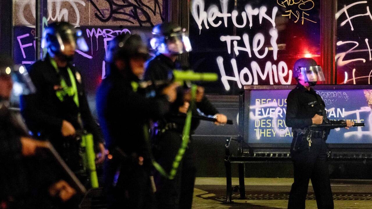 Die Lage bei den Protesten heizte sich erst richtig auf, nachdem Trump gegen den Willen der örtlichen Behörden den Einsatz der Nationalgarde und sogar eine Mobilisierung des regulären Militärs befohlen hatte. Die Lage bei den Protesten heizte sich erst richtig auf, nachdem Trump gegen den Willen der örtlichen Behörden den Einsatz der Nationalgarde und sogar eine Mobilisierung des regulären Militärs befohlen hatte.