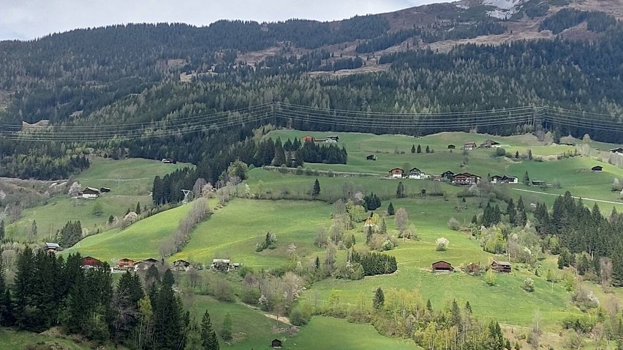 Die linke Teil des Hangs ist von der Salzach im Tal bis zum Gipfel des Gernkogels in Bewegung.  