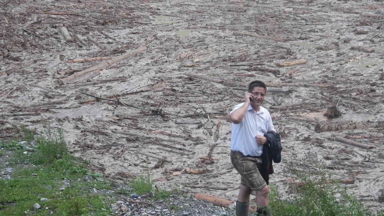 Bürgermeister Michael Obermoser bei der nach einem Unwetter 2015 gefüllten Schlaßbergsperre. 