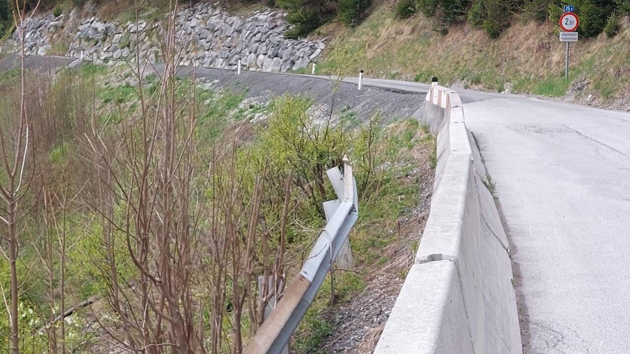 Die abrutschende Straße muss immer wieder repariert werden.  