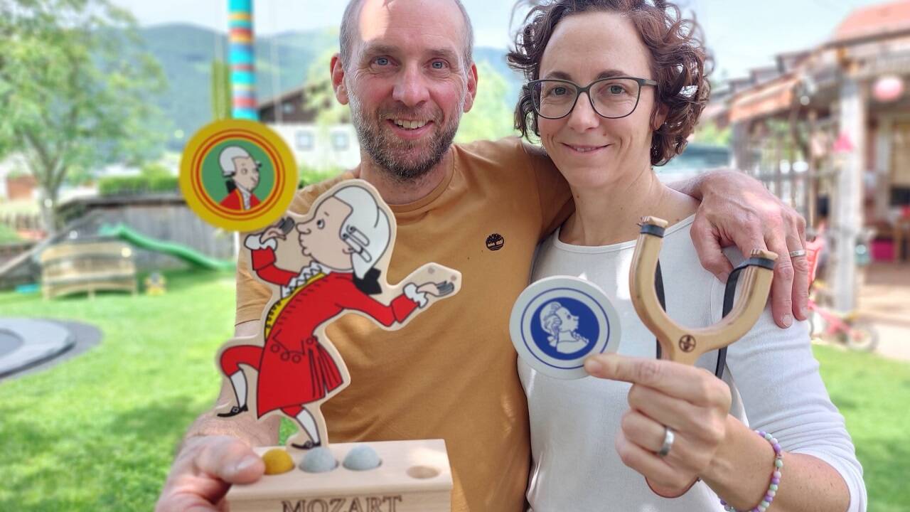 Roman und Nici Ulrich mit ihrem neuesten Spiel, „Mozarts Kugelgefecht“. Die Zeichnungen stammen von Romans Onkel, dem syrischstämmigen Künstler Maroine Dib. Bedruckt wird das Holz von den Geschützten Werkstätten in Bruck. Erhältlich ist das Spiel im Fachl Salzburg sowie im Onlineshop. Roman und Nici Ulrich mit ihrem neuesten Spiel, „Mozarts Kugelgefecht“. Die Zeichnungen stammen von Romans Onkel, dem syrischstämmigen Künstler Maroine Dib. Bedruckt wird das Holz von den Geschützten Werkstätten in Bruck. Erhältlich ist das Spiel im Fachl Salzburg sowie im Onlineshop.
