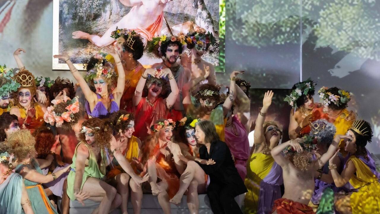 Szene aus „Hotel Metamorphosis“: Lea Desandre (Echo), Angela Winkler (Orpheus), Il Canto di Orfeo, Tänzer und Tänzerinnen. Szene aus „Hotel Metamorphosis“: Lea Desandre (Echo), Angela Winkler (Orpheus), Il Canto di Orfeo, Tänzer und Tänzerinnen.