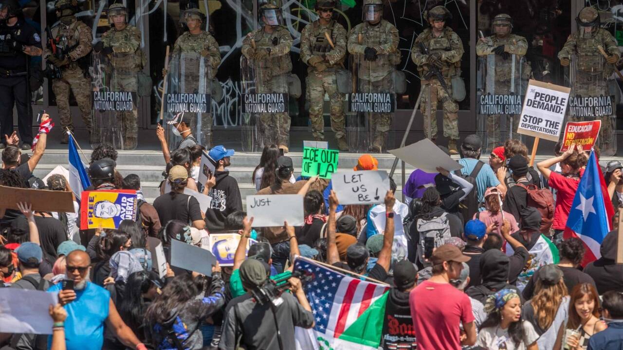 Proteste vor einem Bundesgebäude in Los Angeles. 