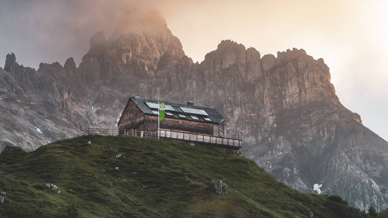Die auf über 2000 Meter gelegene Franz-Fischer-Hütte im Lungau ist einer der ersten Betriebe, der in Salzburg auf die vegetarische Kochlehre setzen will. Für die heurige Saison, so Hüttenwirtin Evelyn Matejka, gehe sich das allerdings nicht mehr aus. Ansuchen, um als Betrieb Lehrlinge als „Fachkraft für vegetarische Kulinarik“ auszubilden, werden von der Wirtschaftskammer ab 1. Juli bewilligt. Die Einführung war umstritten, Wirtschaftsminister Martin Kocher setzte sie 2024 per Verordnung durch. 