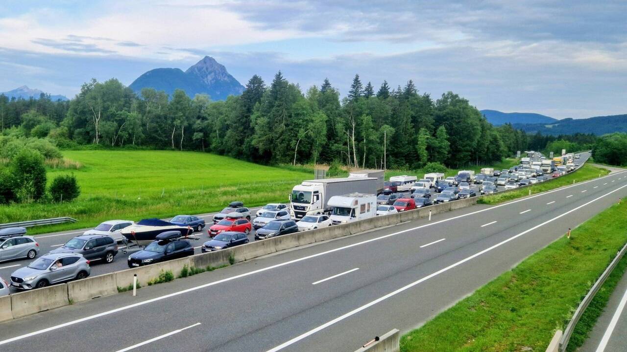 Stau, wohin das Auge reicht: Ein Foto vom Pfingstreiseverkehr auf der A10.  