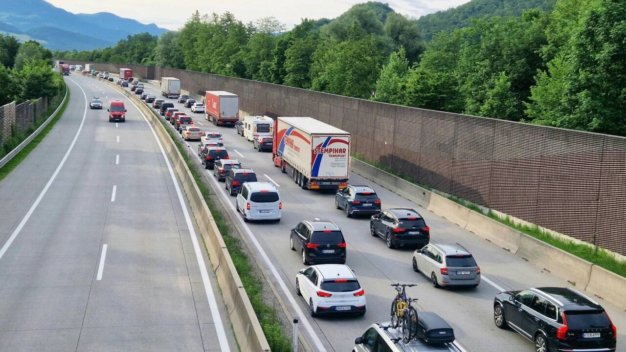 Stau, wohin das Auge reicht: Ein Foto vom Pfingstreiseverkehr auf der A10.  