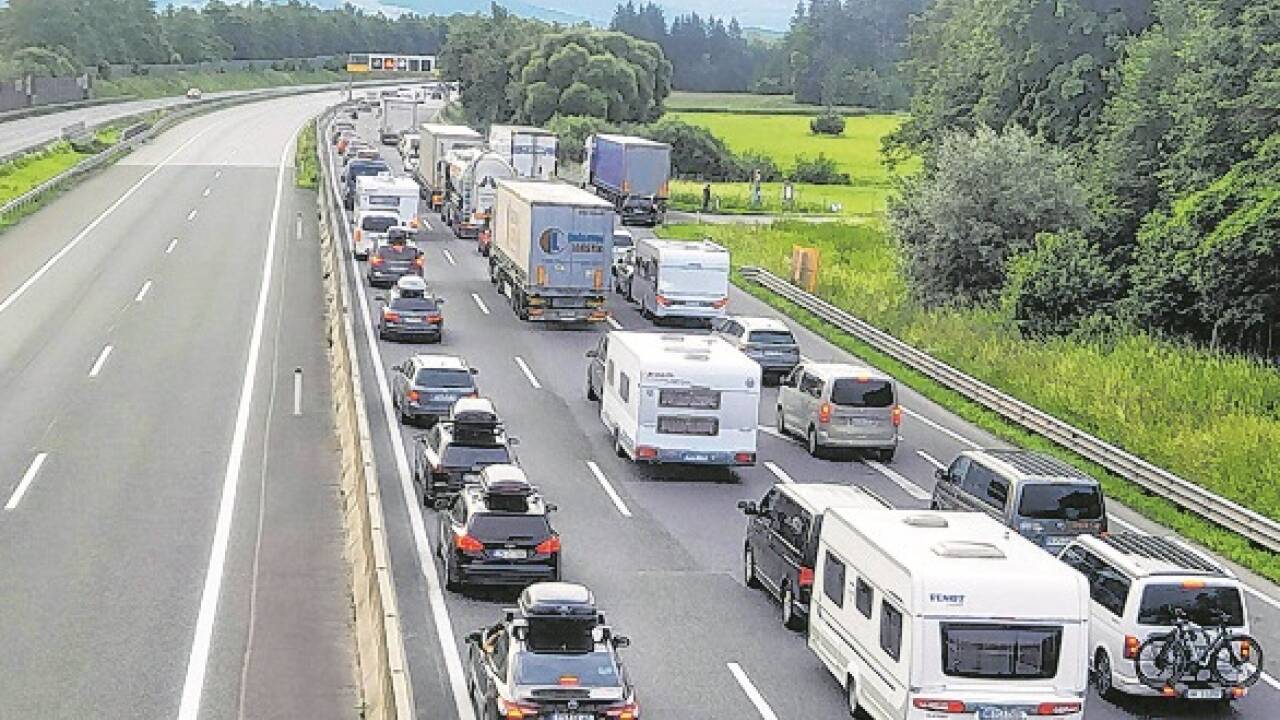 Stau, wohin das Auge reicht: Ein Foto vom Pfingstreiseverkehr auf der A10.  
