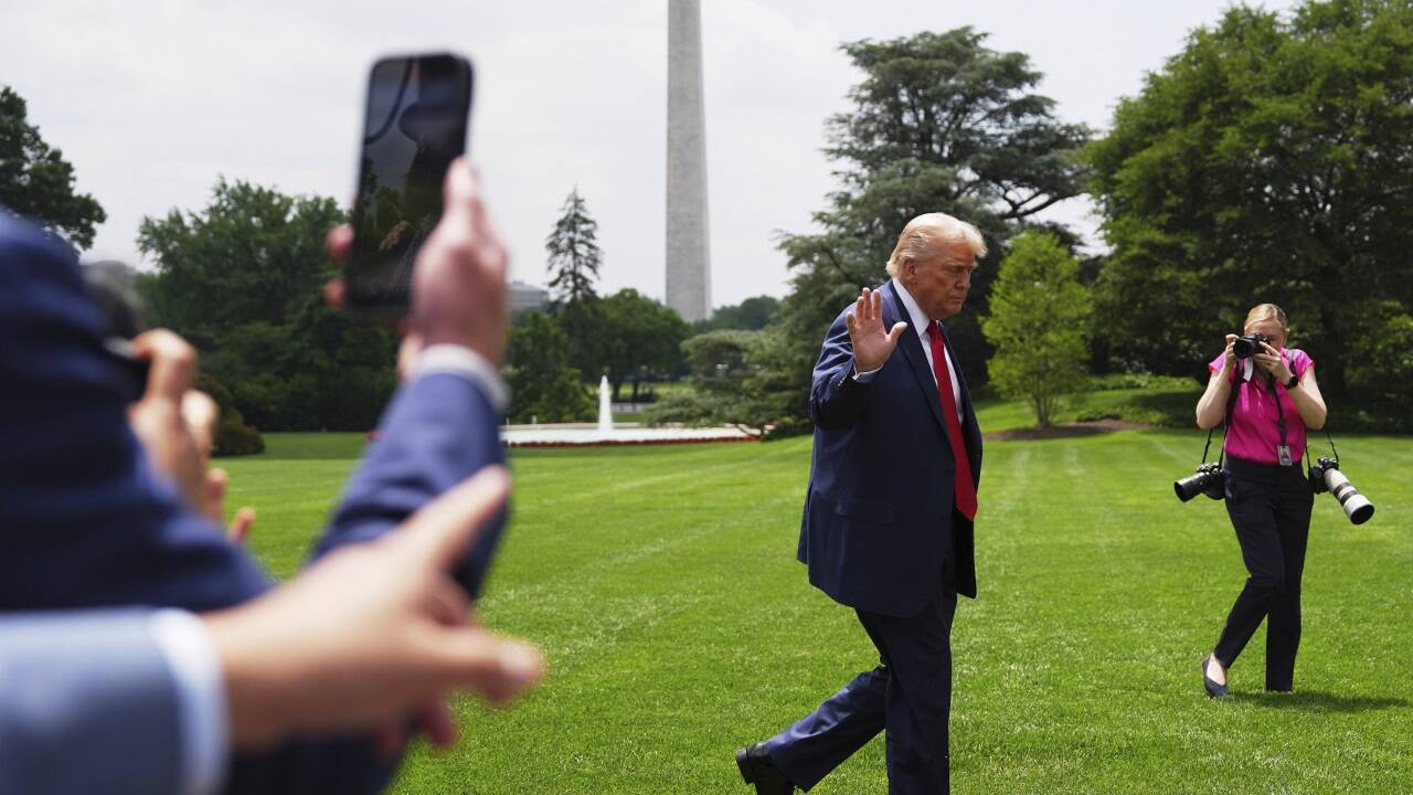 „Die Menschen in Los Angeles und Kalifornien haben Glück, dass wir das getan haben, was wir getan haben“, sagte US-Präsident Donald Trump bei einem Auftritt im Weißen Haus. „Die Menschen in Los Angeles und Kalifornien haben Glück, dass wir das getan haben, was wir getan haben“, sagte US-Präsident Donald Trump bei einem Auftritt im Weißen Haus.