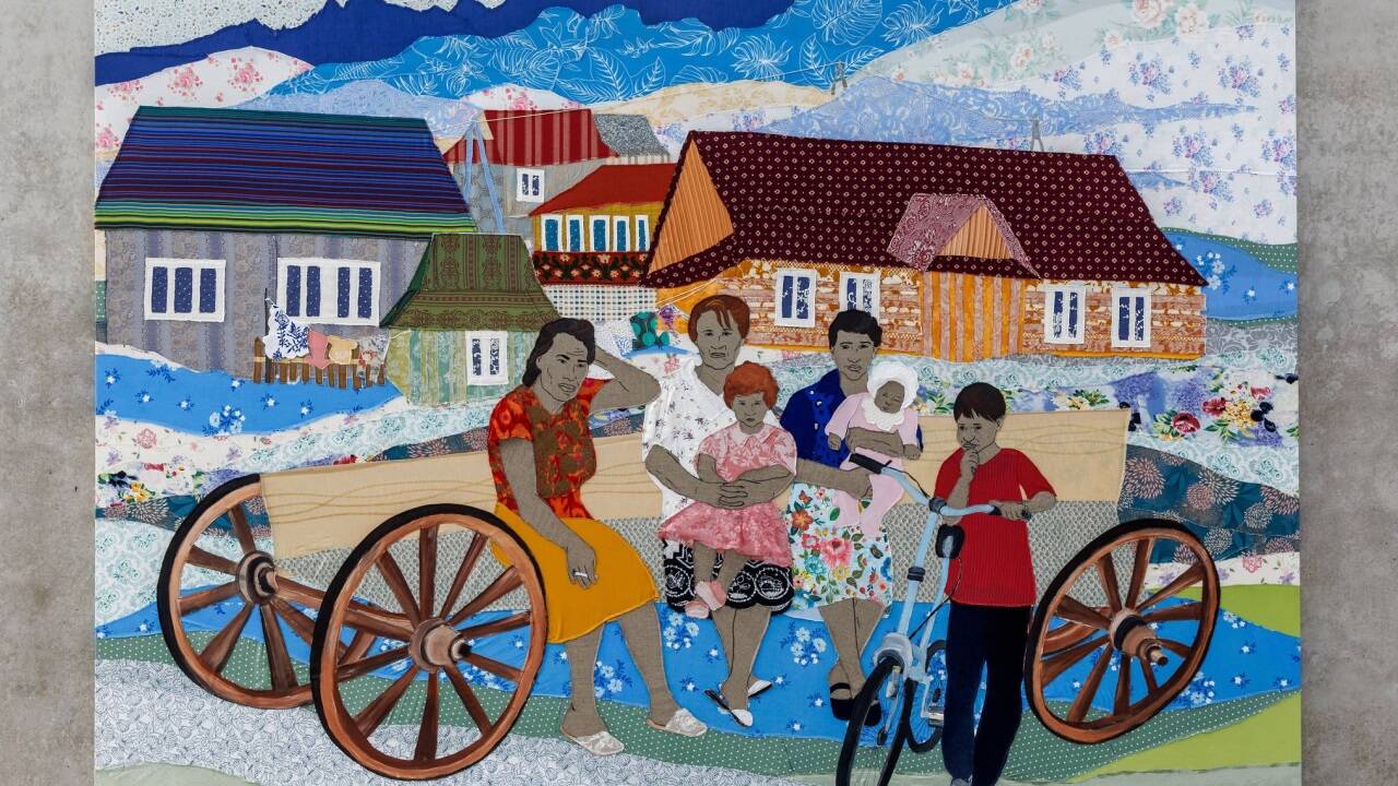 Małgorzata Mirga-Tas: „Kana werdan jawela kierdo andro drom (When the wagon is ready to go)“, 2025.  Małgorzata Mirga-Tas: „Kana werdan jawela kierdo andro drom (When the wagon is ready to go)“, 2025.