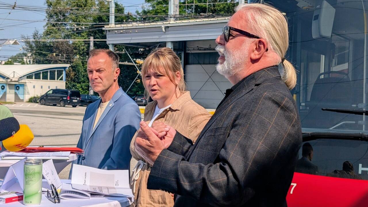 Die Stadt legt den Fahrplan für den öffentlichen Verkehr in Salzburg vor: Bürgermeister Bernhard Auinger (SPÖ), Verkehrsstadträtin Anna Schiester (Bürgerliste) und Franz Schober (fachliche Leitung für den öffentlichen Verkehr Magistrat Salzburg).  