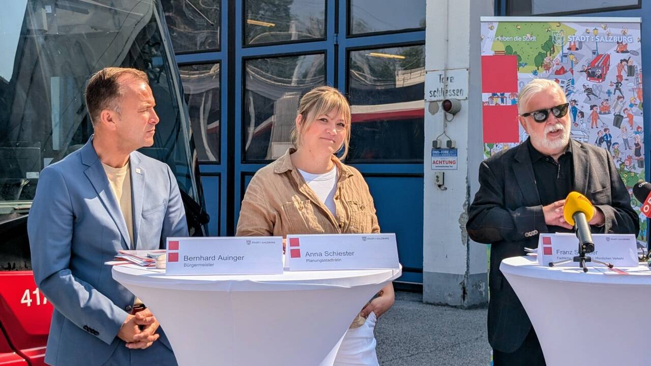 Die Stadt legt den Fahrplan für den öffentlichen Verkehr in Salzburg vor: Bürgermeister Bernhard Auinger (SPÖ), Verkehrsstadträtin Anna Schiester (Bürgerliste) und Franz Schober (fachliche Leitung für den öffentlichen Verkehr Magistrat Salzburg).  