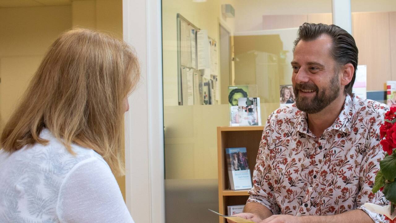 Ulrich Gsenger beim einem der Beratungsgespräche mit Angehörigen.  