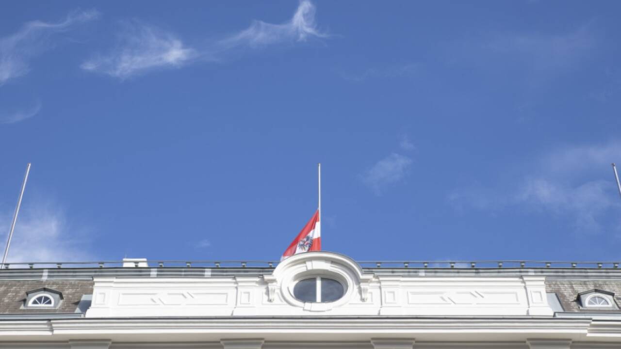 Fahnen sollen auf halbmast gesetzt werden 