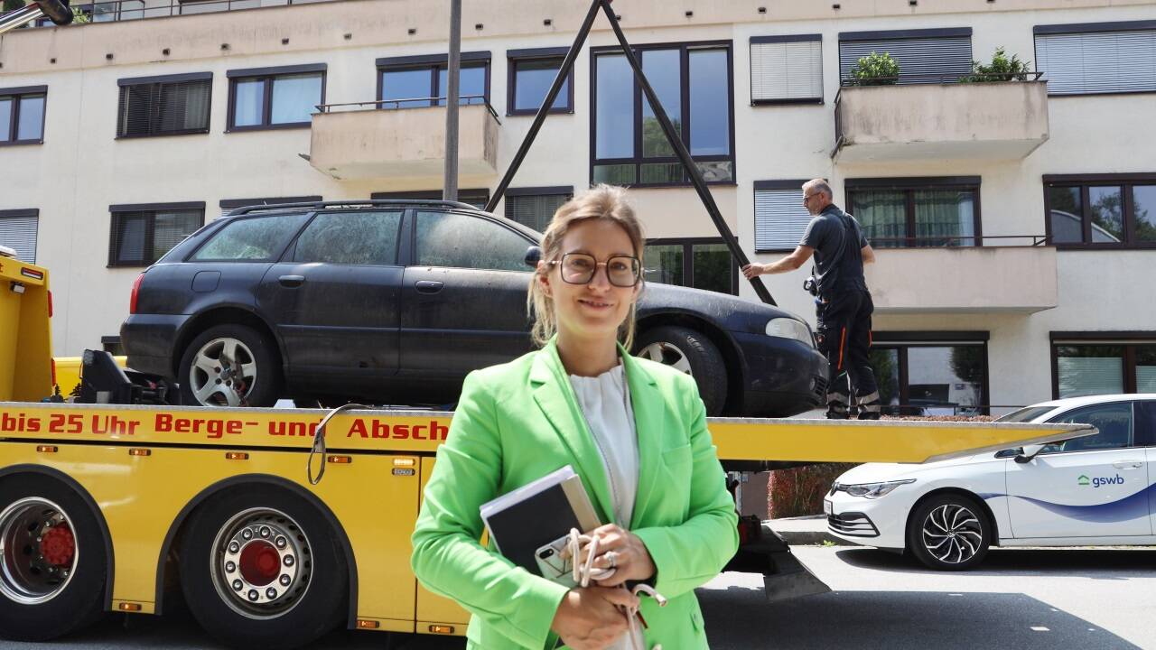 Am Dienstag entfernte die GSWB einen Audi, der fünf Jahre lang einen Parkplatz in der Parscher Straße blockierte. Laut Martha Lackner-Mrna, Leiterin der Hausverwaltung, sollen in den kommenden Wochen und Monaten weitere folgen. 
