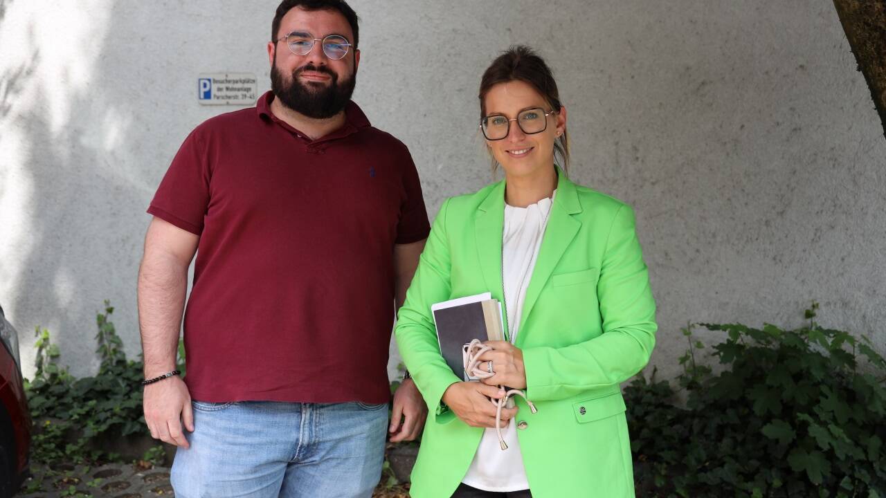  Lukas Koller, Hausverwalter der Parscher Straße 43, und Martha Lackner-Mrna, Leiterin der Hausverwaltung vor dem nun wieder freien Parkplatz. 