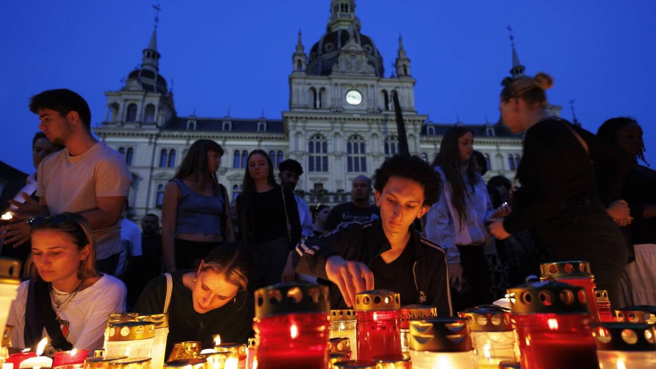 Mit einem Lichtermeer wird der Opfer gedacht. Mit einem Lichtermeer wird der Opfer gedacht.