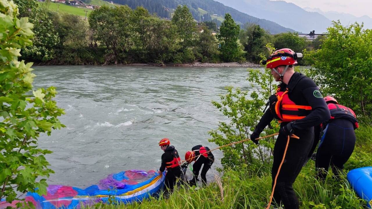 Während eines Ausbildungsflugs gerieten die beiden aufgrund unerwartet starker Windströmungen von ihrer geplanten Route ab.  