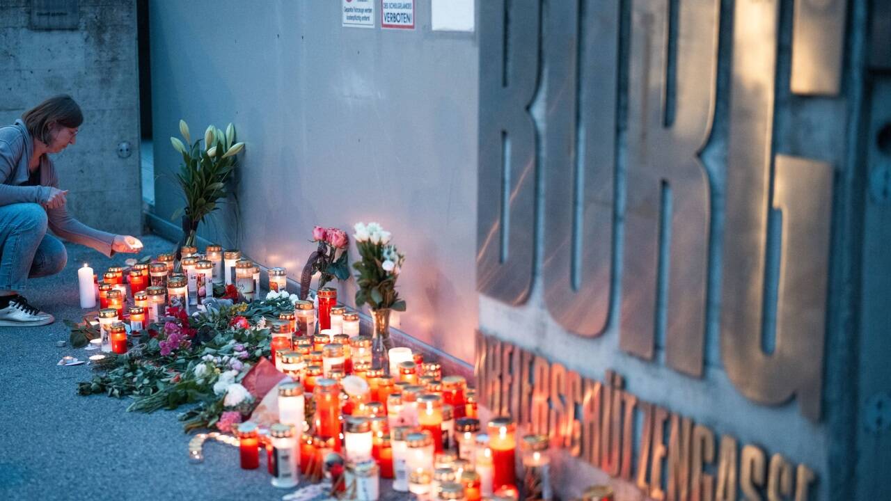 Vor dem Gymnasium Dreierschützengasse in Graz werden Kerzen als Zeichen der Trauer abgestellt.  