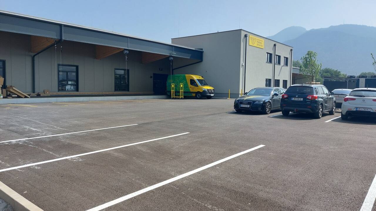Die neue Postbasis in Zell am See. Die Parkplätze im Vordergrund sollten mit Rasengittersteinen ausgeführt werden. Die neue Postbasis in Zell am See. Die Parkplätze im Vordergrund sollten mit Rasengittersteinen ausgeführt werden.
