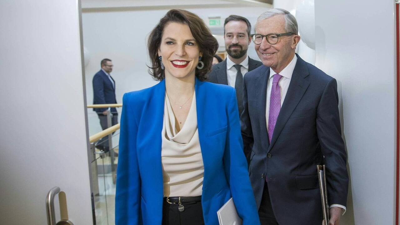 Der Wechsel an der Spitze der Salzburger Volkspartei wird verschoben. Im Bild: Die designierte Landeshauptfrau und künftige Parteiobfrau Karoline Edtstadler, LH Wilfried Haslauer – im Hintergrund der LH-Stv. Stefan Schnöll.  