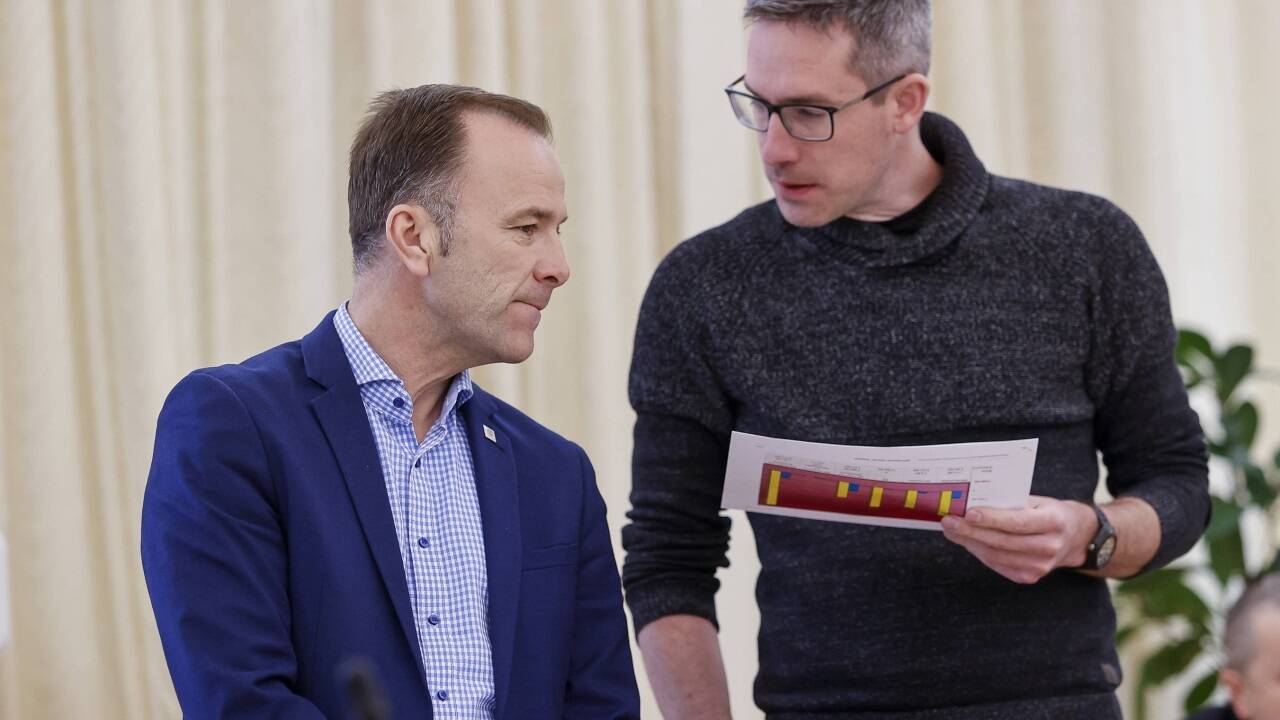 Debatte um Baubudget: Bürgermeister Bernhard Auinger (SPÖ) ist nicht erfreut über die Ansagen zu den Sparplänen von Vizebürgermeister Kay-Michael Dankl (KPÖ plus).  