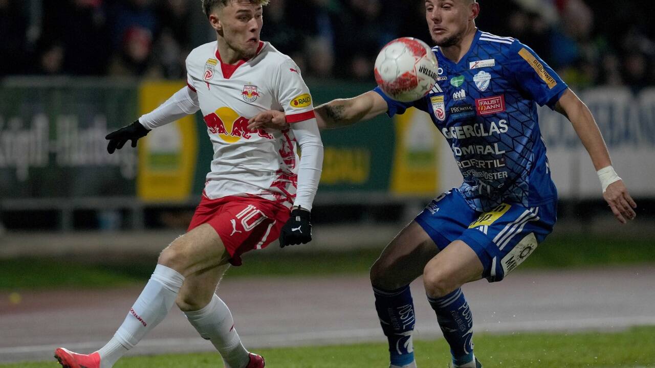 Mateo Karamatic (r. im Duell mit Bullen-Kicker Bobby Clark) wechselt in den arabischen Raum.  