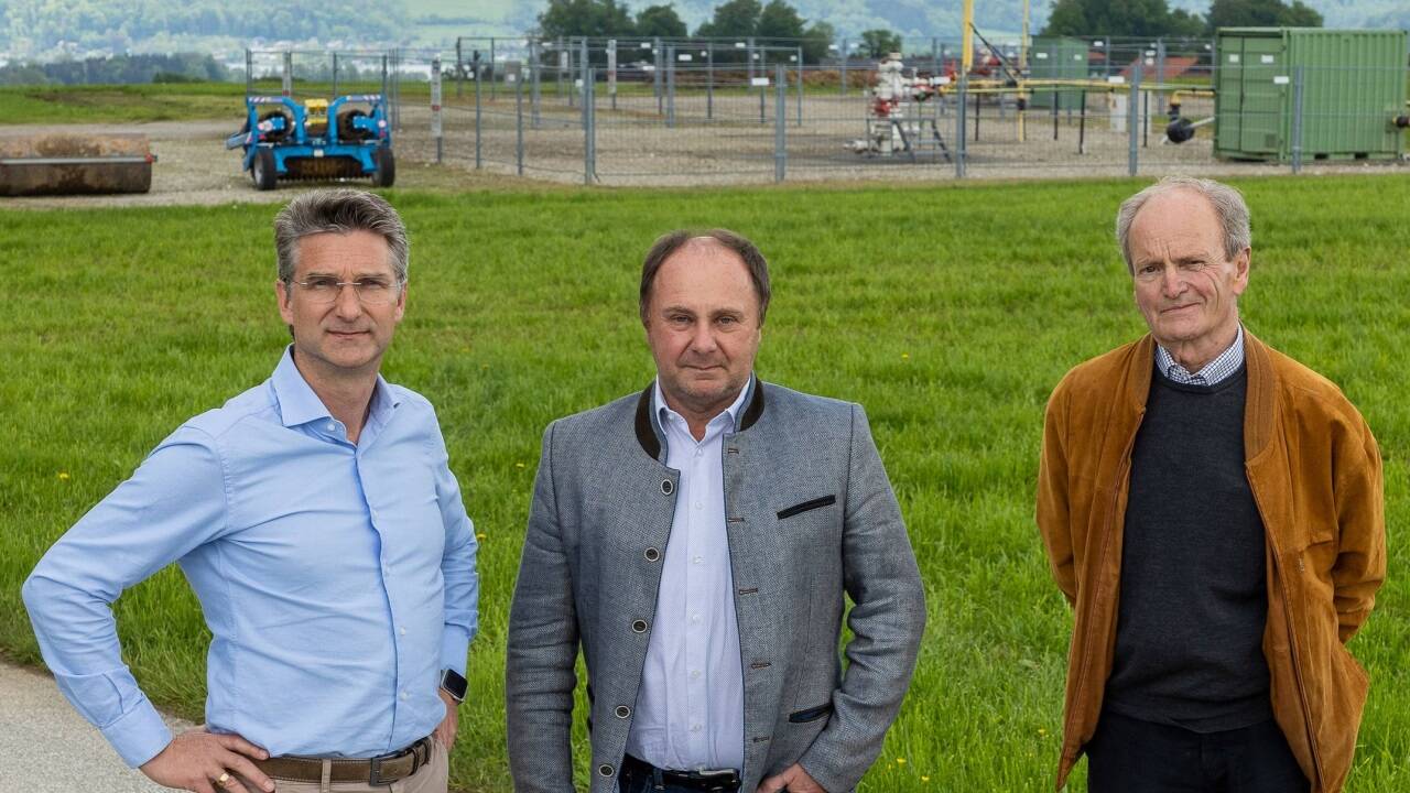 Sie waren im Kampf gegen weitere Bohrstellen in Berndorf: Hans Jürgen Wimmer, Bgm. Johann Stemeseder und Herbert Maurer (von links) im Mai 2023 vor der bereits bestehenden Erdgasanlage auf dem Mangelberg. 