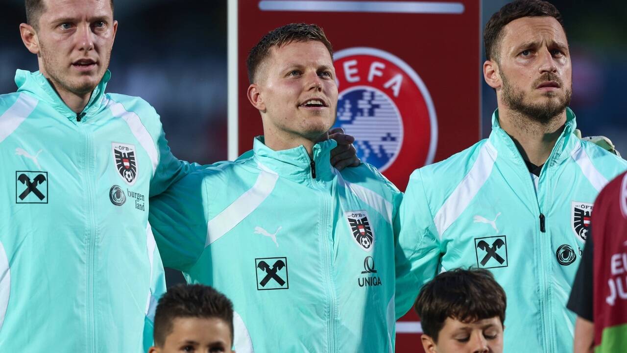 Das Fußball-Nationalteam (v. l.: Michael Gregoritsch, Patrick Pentz, Marko Arnautovic) demonstrierte Verbundenheit. Das Fußball-Nationalteam (v. l.: Michael Gregoritsch, Patrick Pentz, Marko Arnautovic) demonstrierte Verbundenheit.